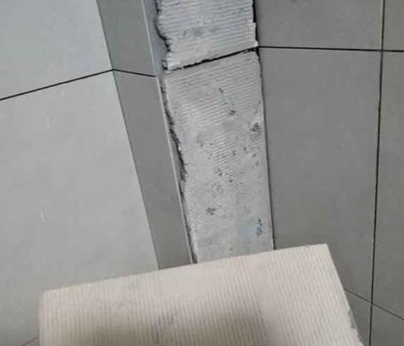 南山瓷砖空鼓维修公司分享下厨房瓷砖脱落的补救措施。
